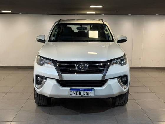 TOYOTA HILUX SW4 2.8 SRX 4X4 7 LUGARES 16V TURBO INTERCOOLER DIESEL 4P AUTOMÁTICO